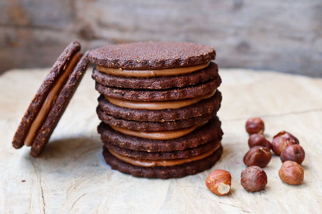 Biscuit noisette et cacao garni d'un mélange praliné noisette et chocolat au lait.