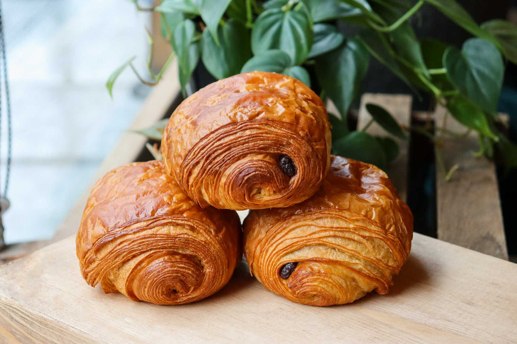 La chocolatine ou Pain au chocolat est fabriqué à partir de pâte à croissant et de bâtonnets de chocolat. Très gourmand