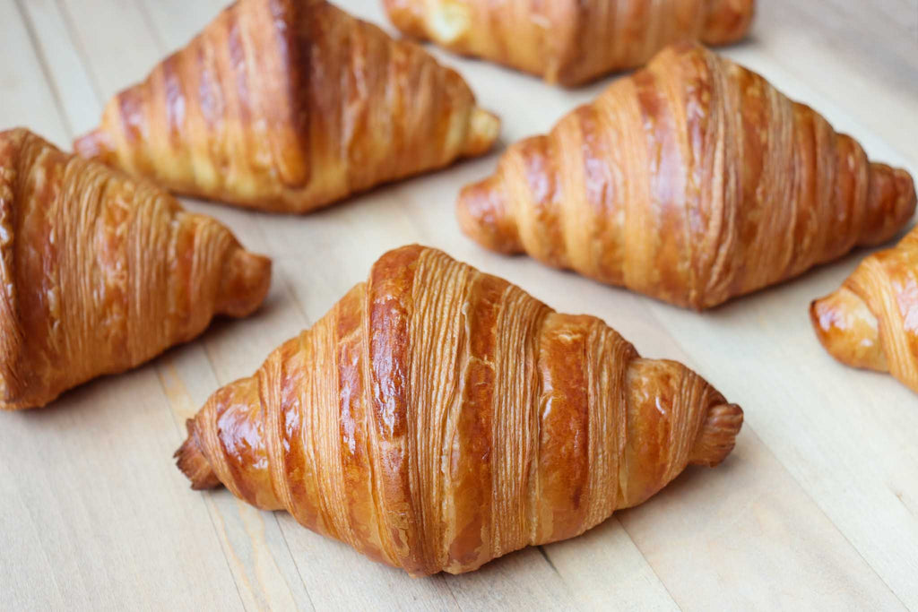 Croissant pâte feuilletée pur beurre de tourage, la vraie viennoiserie française, un régal pour vos petits-déjeuners gourmands.