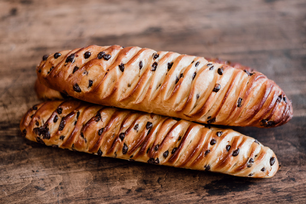 Cette viennoiserie est un pain brioché très légèrement sucré aux pépites de chocolat pour le petit-déjeuner ou le goûter