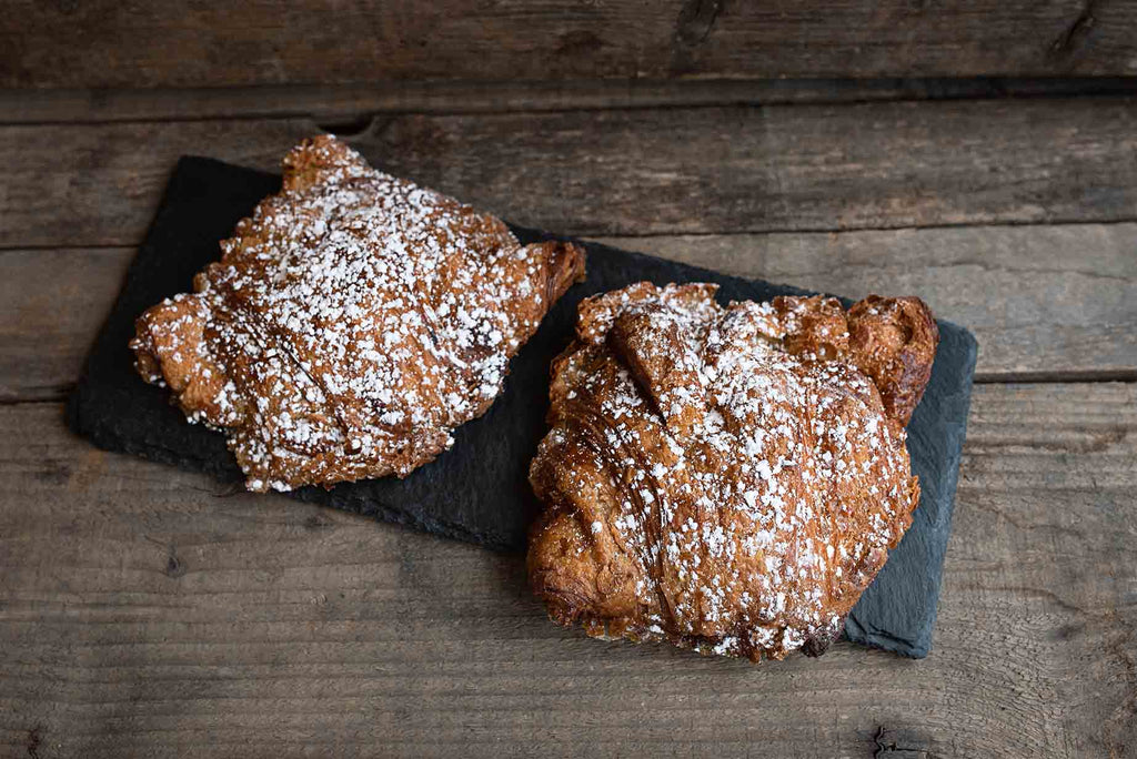 Le croissant aux amandes est un croissant trempé dans un sirop légèrement rhumé garni d'une généreuse crème d'amande. 
