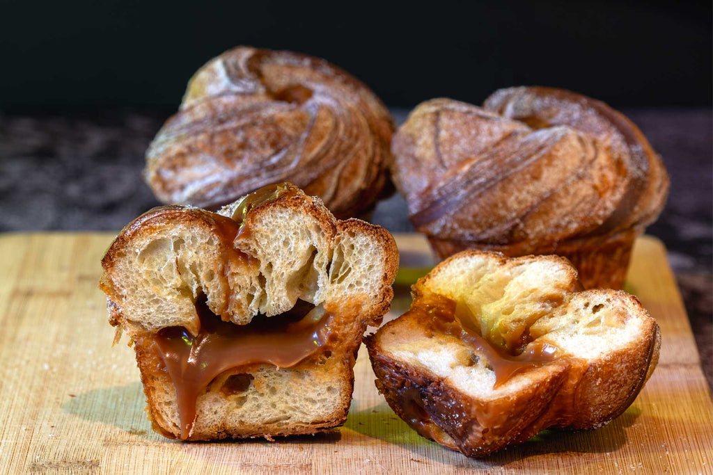 Le cruffin : viennoiserie composée d'une pâte à croissant cuite dans un moule à muffin. Moelleux et croustillant à la fois!