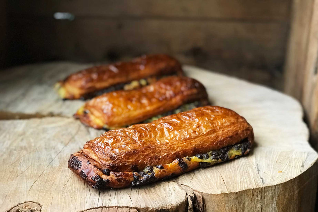 Pain suisse ou pépito, viennoiserie composée de pâte à croissant, crème pâtissière et pépites de chocolat.