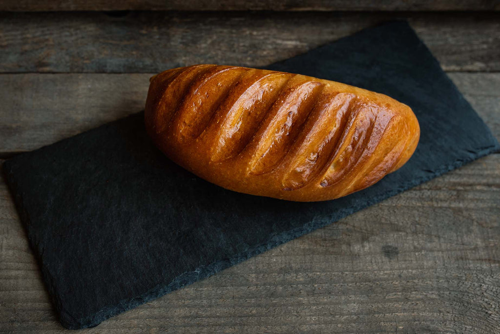 Cette viennoiserie est un pain brioché que vous pouvez agrémenter de beurre, de confiture ou de chocolat! 
